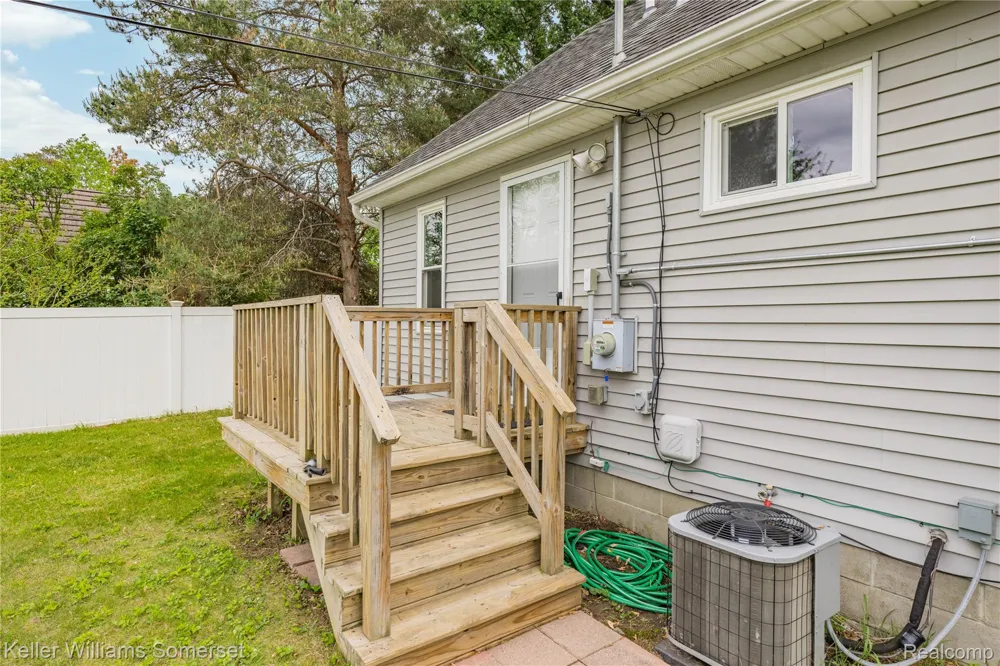 90 Tacoma Drive Troy City, MI 48084