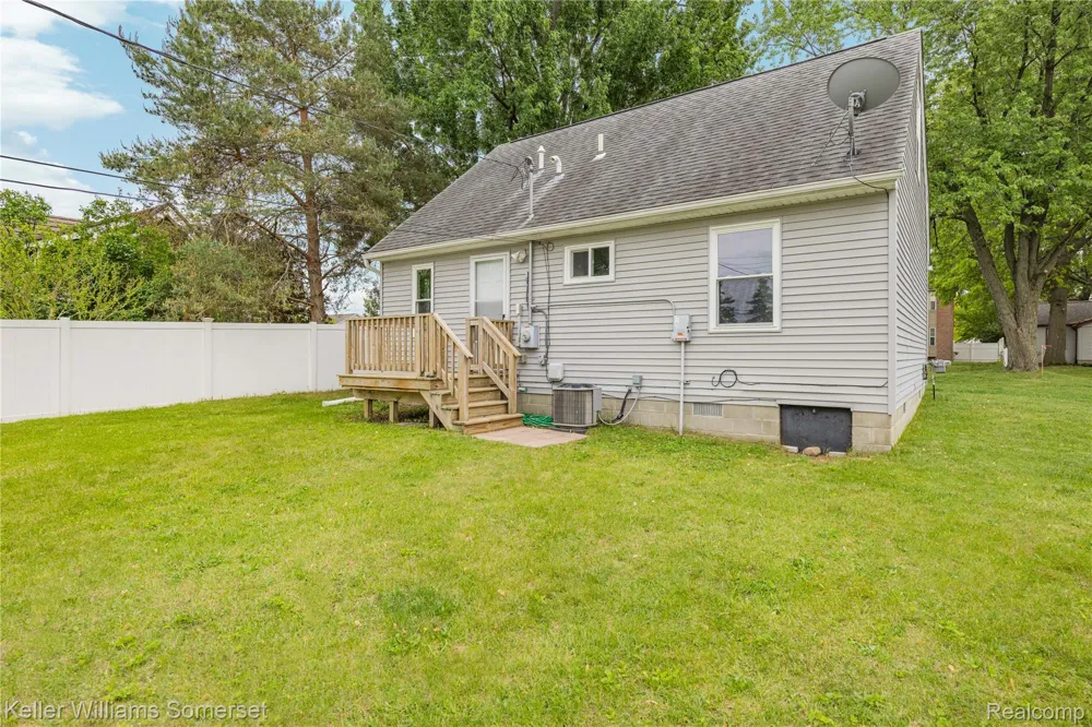 90 Tacoma Drive Troy City, MI 48084
