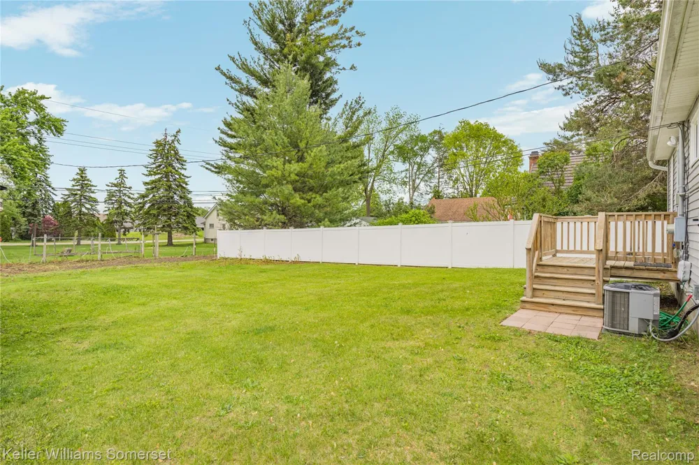 90 Tacoma Drive Troy City, MI 48084