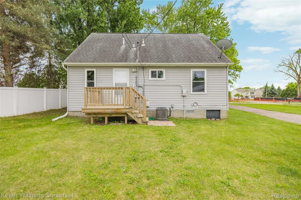 90 Tacoma Drive Troy City, MI 48084
