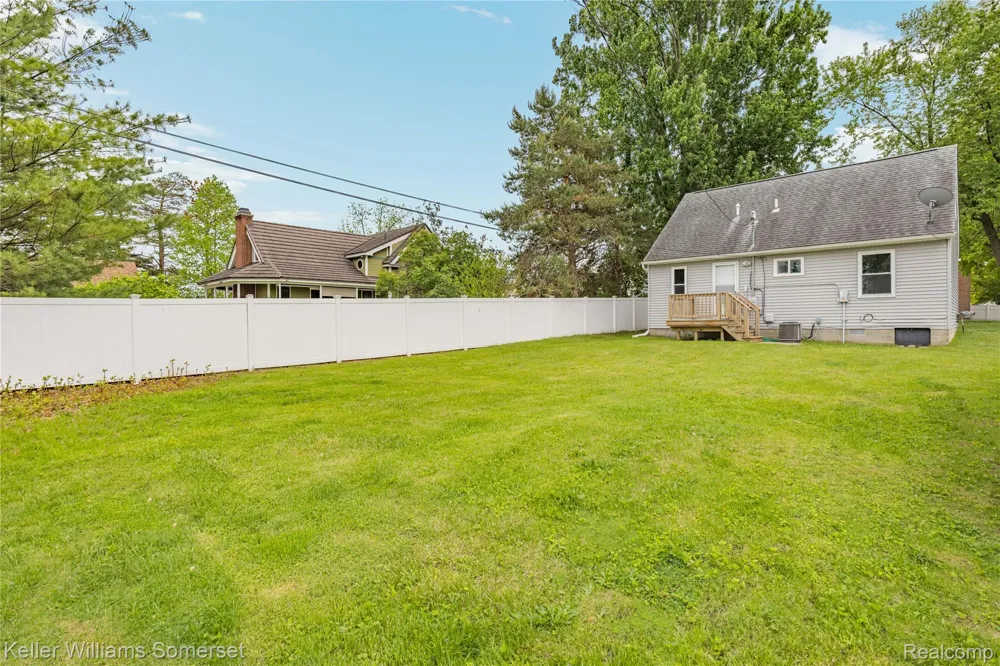 90 Tacoma Drive Troy City, MI 48084