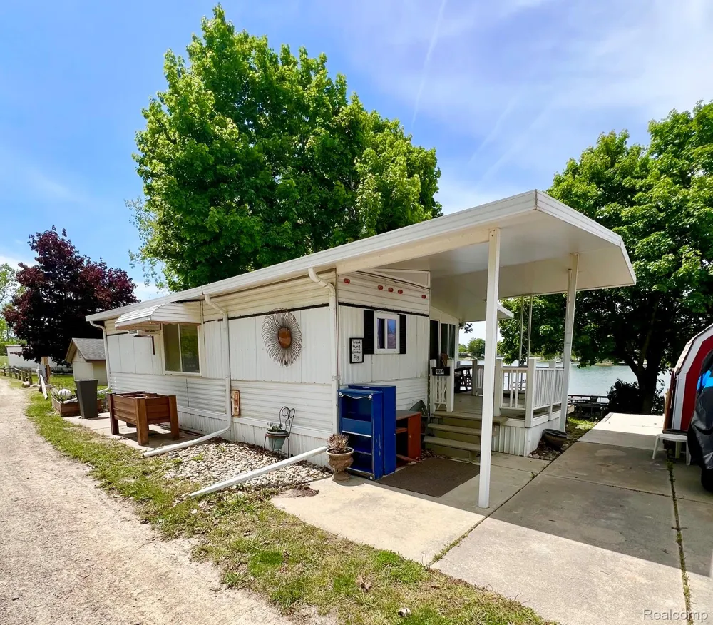 10001 E Goodall Road #404 Durand City, MI 48429