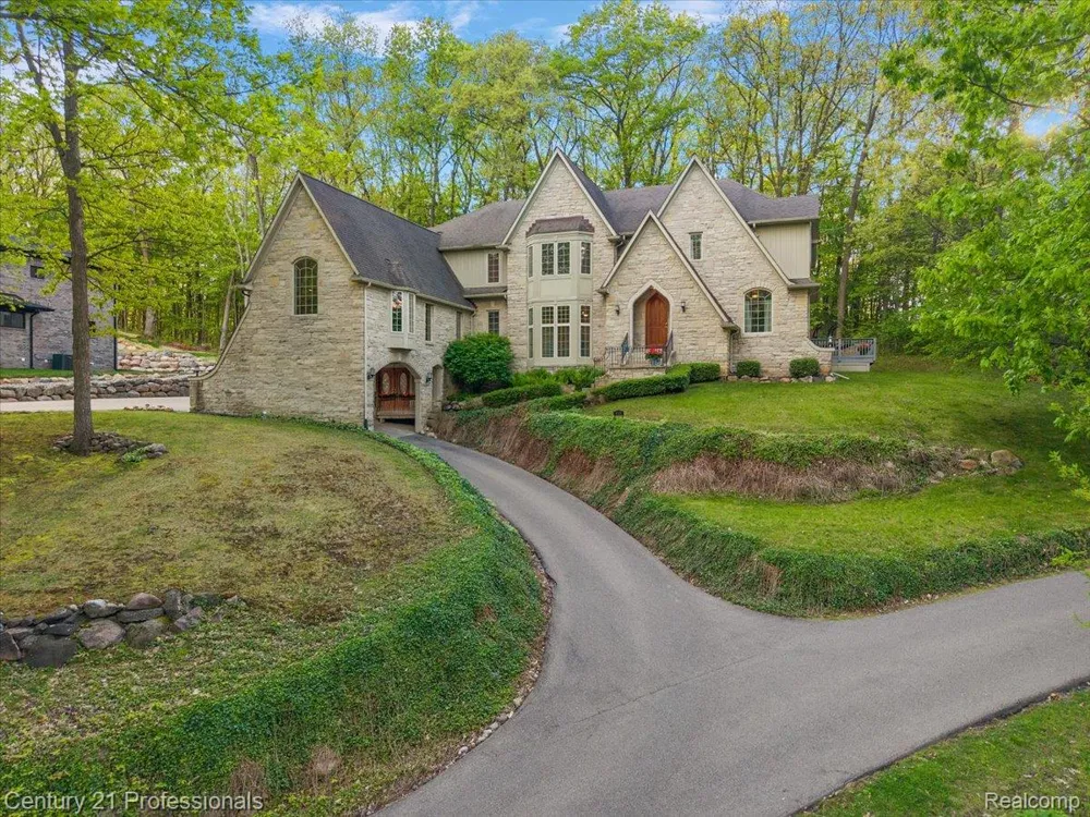 6705 College Park Drive Springfield Charter Township, MI 48346