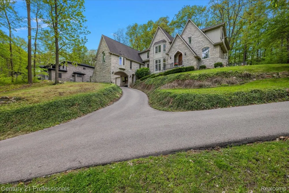 6705 College Park Drive Springfield Charter Township, MI 48346