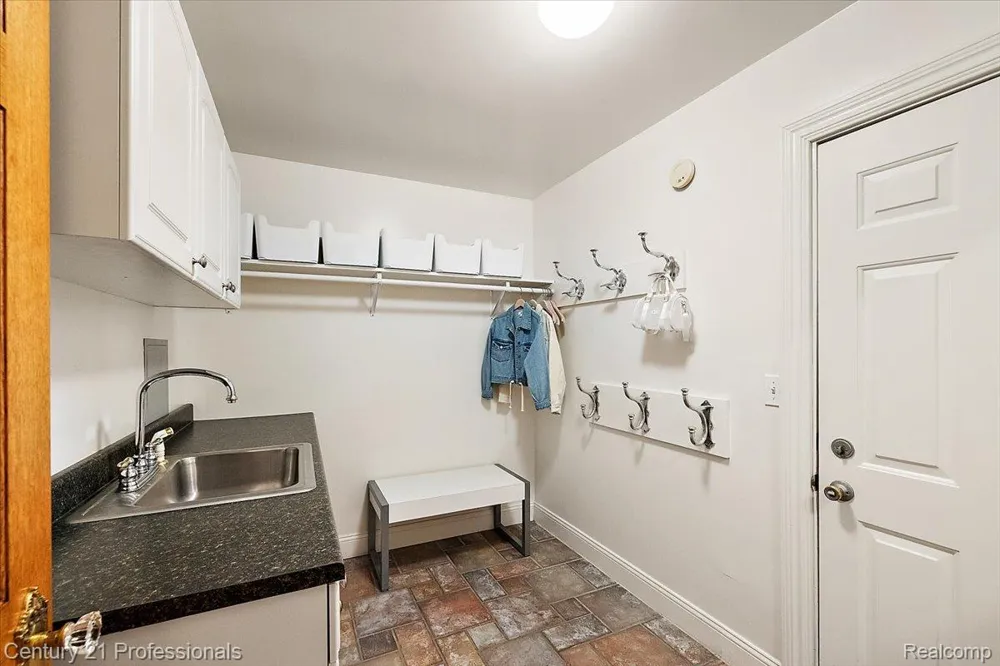 6705 College Park Drive Springfield Charter Township, MI 48346