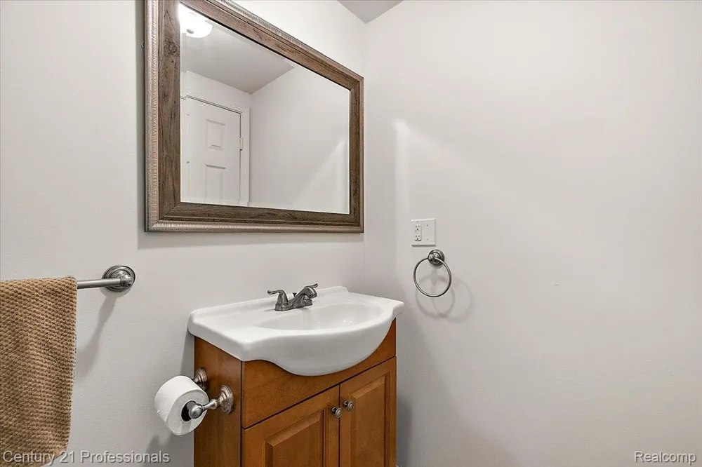 6705 College Park Drive Springfield Charter Township, MI 48346