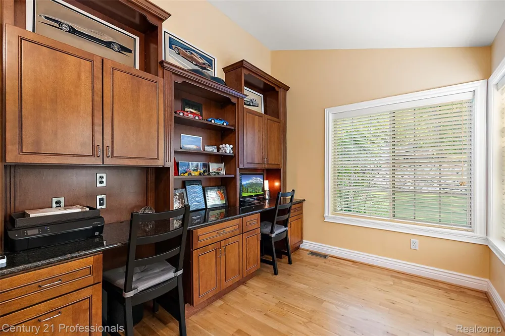 6705 College Park Drive Springfield Charter Township, MI 48346