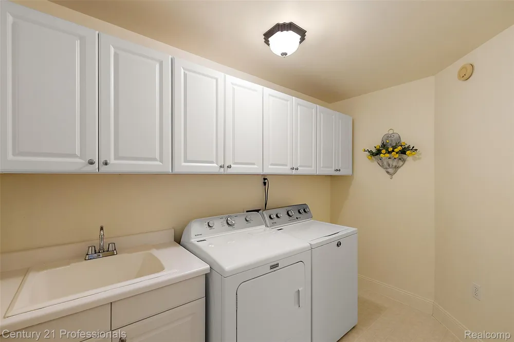 6705 College Park Drive Springfield Charter Township, MI 48346