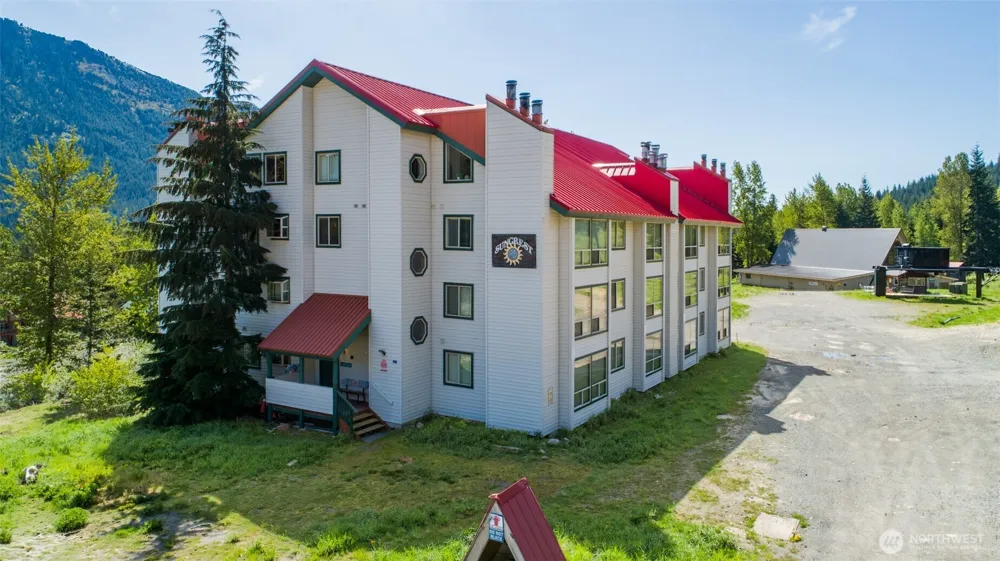 221 Hyak Drive E #302 Snoqualmie Pass, WA 98068