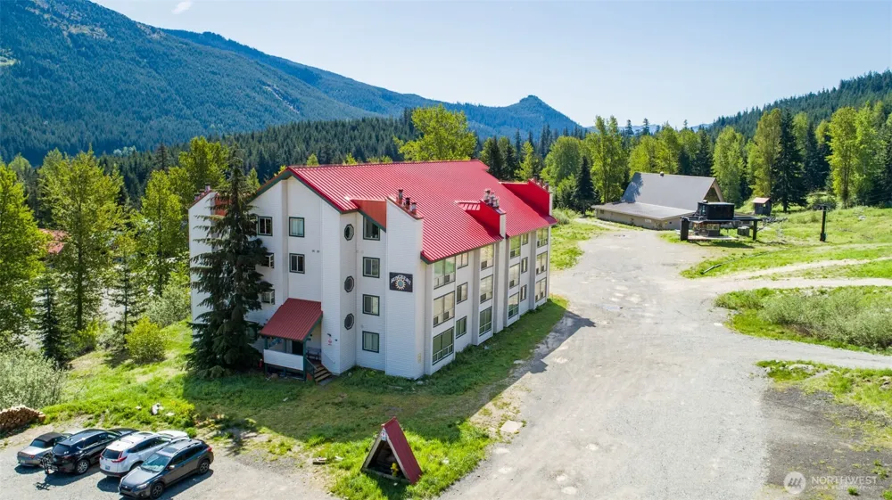 221 Hyak Drive E #302 Snoqualmie Pass, WA 98068