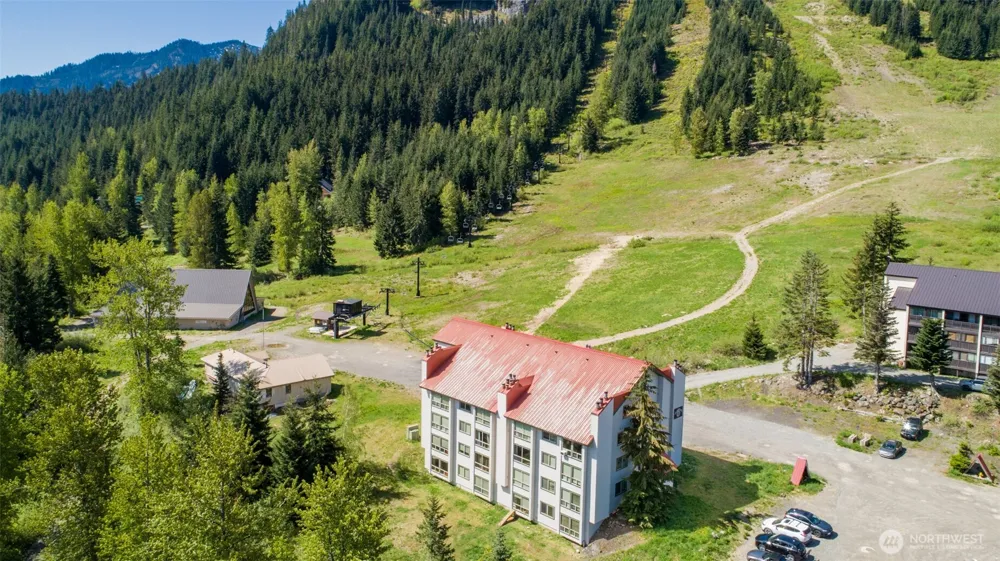 221 Hyak Drive E #302 Snoqualmie Pass, WA 98068