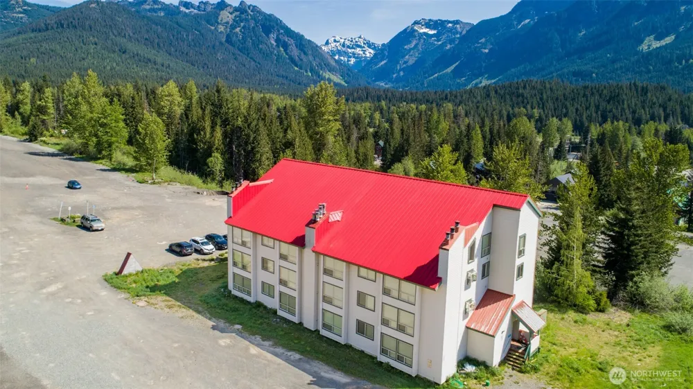 221 Hyak Drive E #302 Snoqualmie Pass, WA 98068