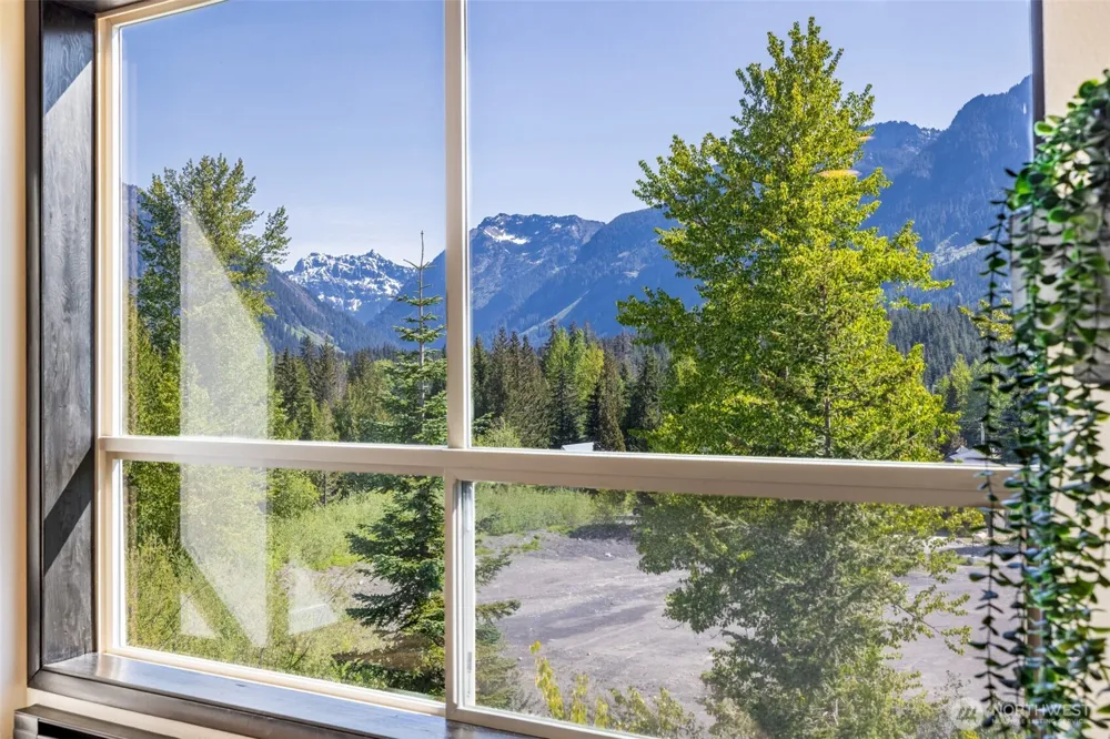 221 Hyak Drive E #302 Snoqualmie Pass, WA 98068