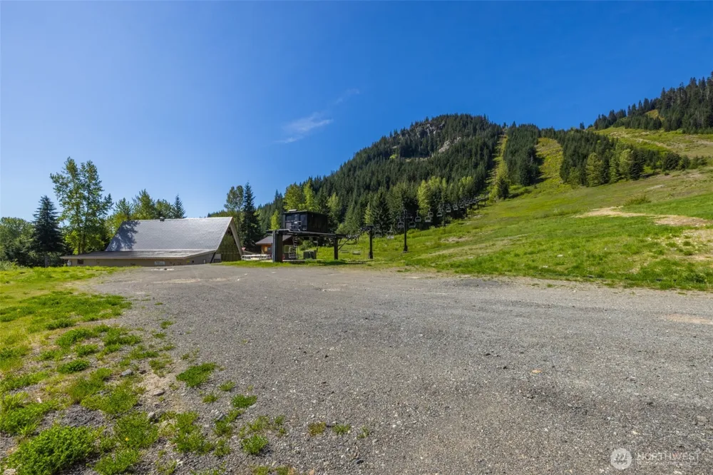 221 Hyak Drive E #302 Snoqualmie Pass, WA 98068