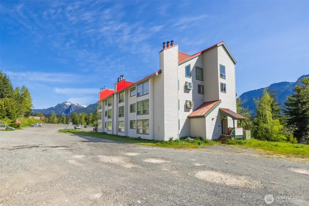 221 Hyak Drive E #302 Snoqualmie Pass, WA 98068