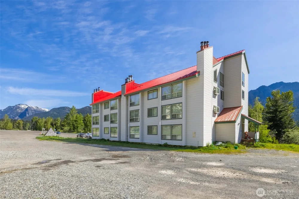 221 Hyak Drive E #302 Snoqualmie Pass, WA 98068