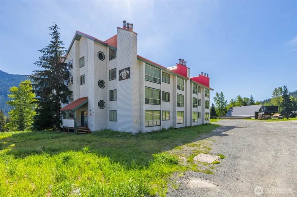 221 Hyak Drive E #302 Snoqualmie Pass, WA 98068