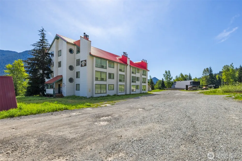 221 Hyak Drive E #302 Snoqualmie Pass, WA 98068