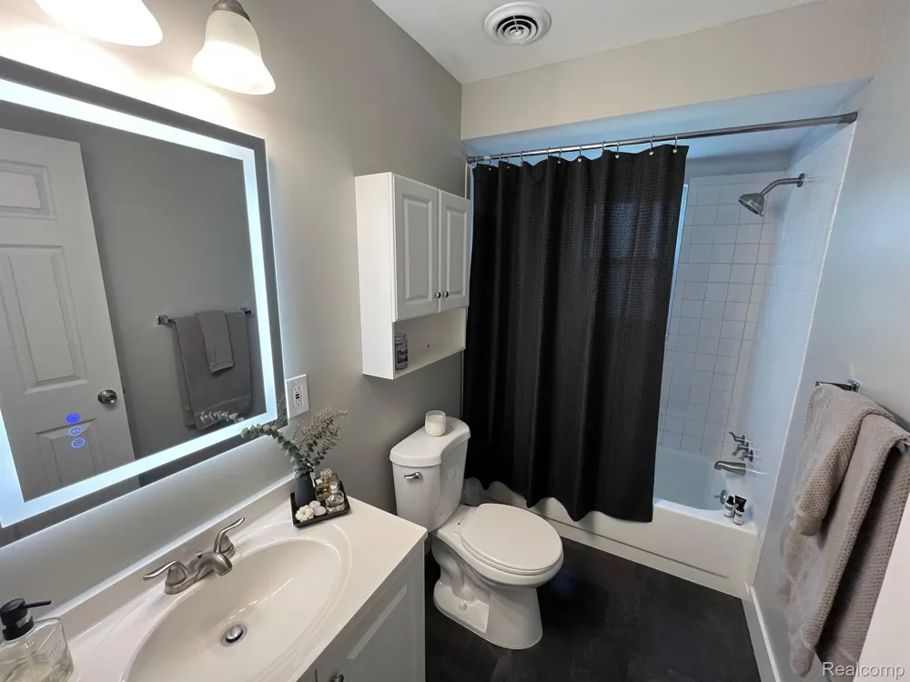 2639 COLUMBIA ROAD #7 Berkley City, MI 48072