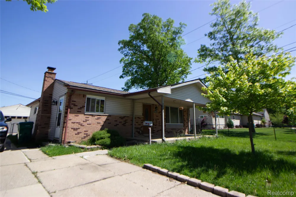 30422 Leroy Street Romulus City, MI 48174
