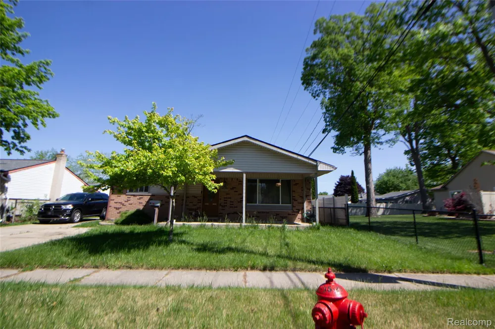 30422 Leroy Street Romulus City, MI 48174