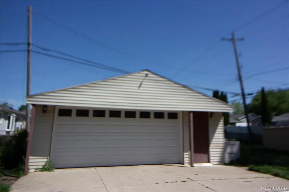 30422 Leroy Street Romulus City, MI 48174