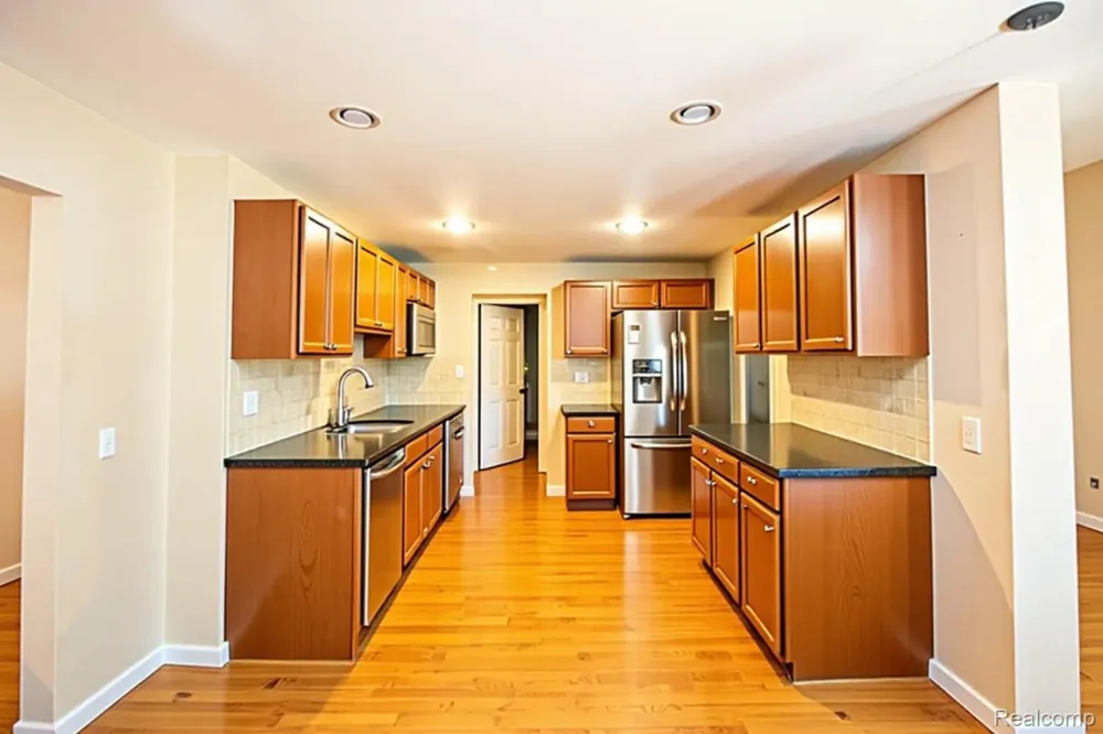 30422 Leroy Street Romulus City, MI 48174