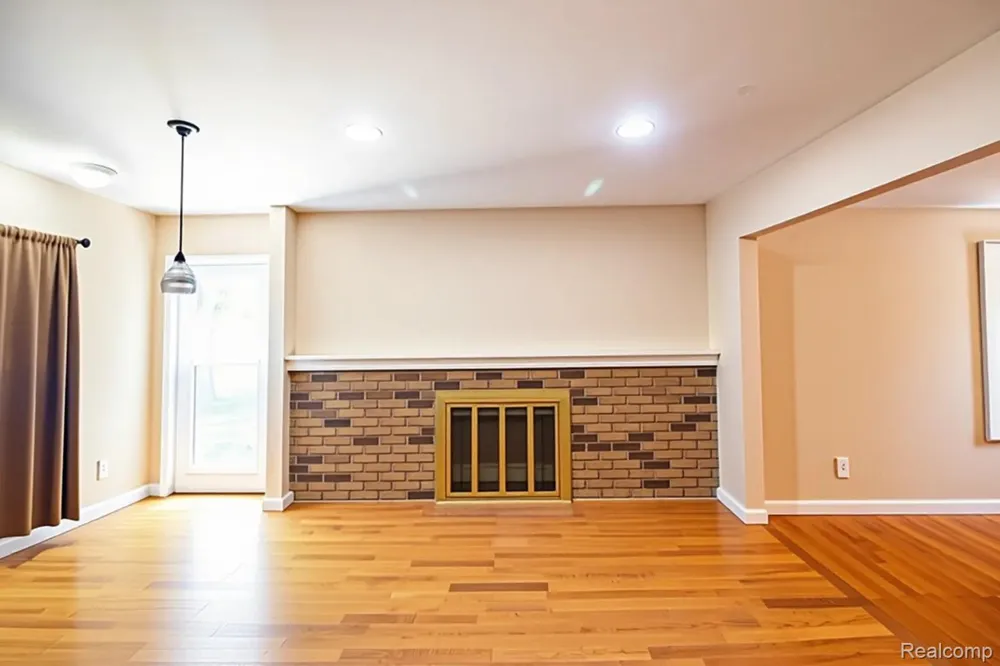 30422 Leroy Street Romulus City, MI 48174