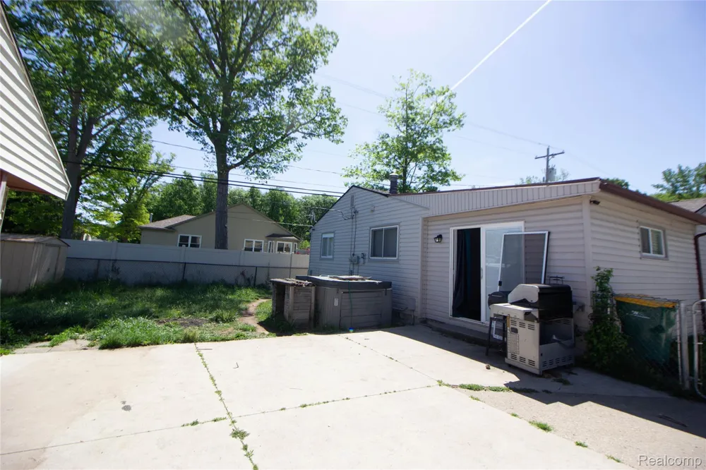 30422 Leroy Street Romulus City, MI 48174