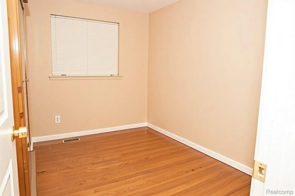 30422 Leroy Street Romulus City, MI 48174