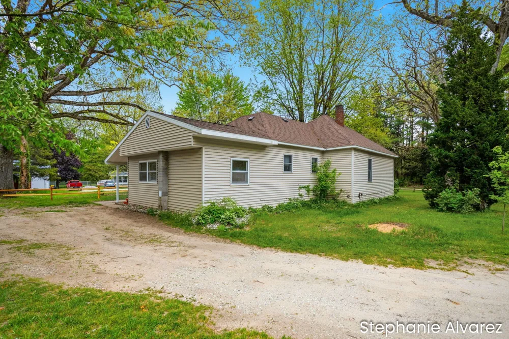 1560 E McMillan Road Dalton Township, MI 49445