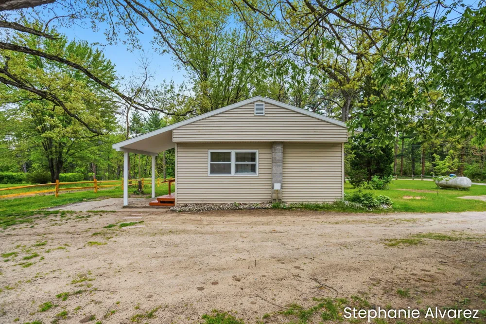 1560 E McMillan Road Dalton Township, MI 49445