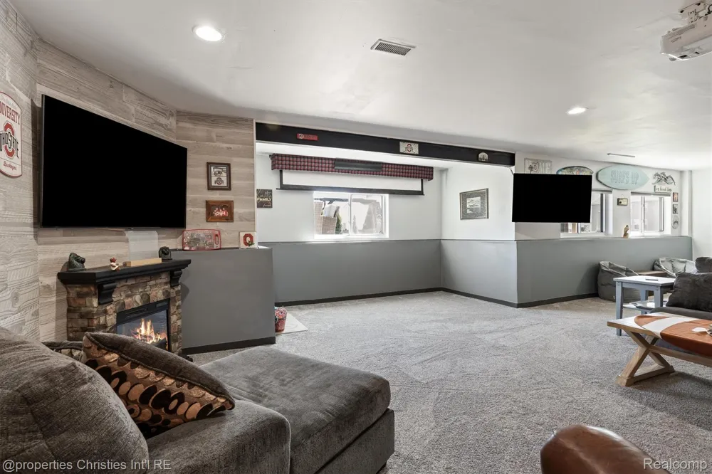 2721 Maize Loop Saline Township, MI 48176
