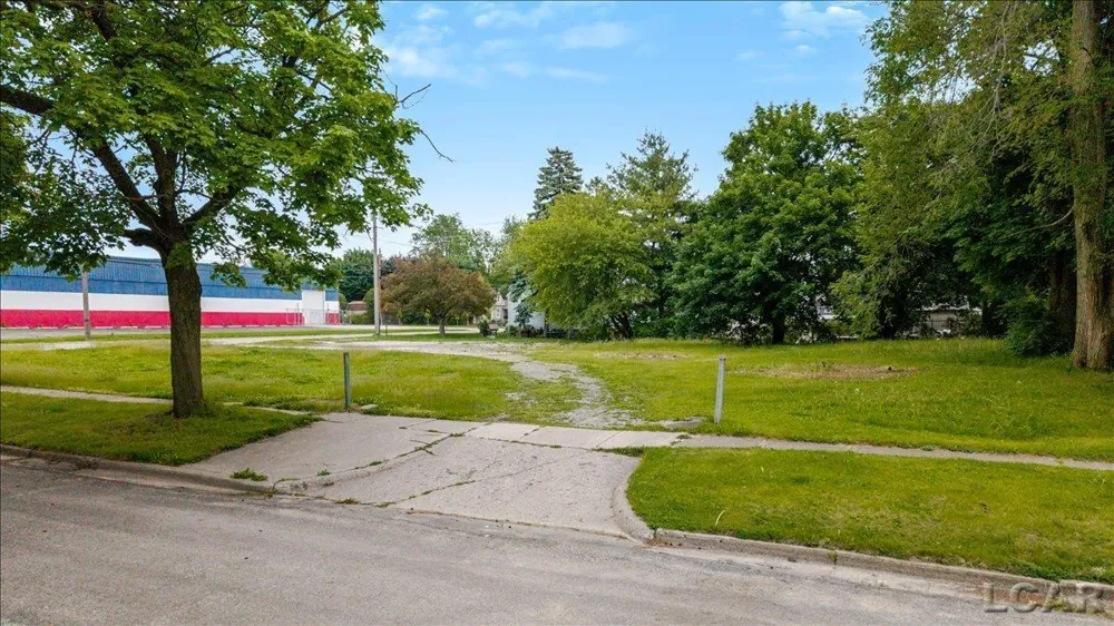 319 W Beecher Street Adrian City, MI 49221