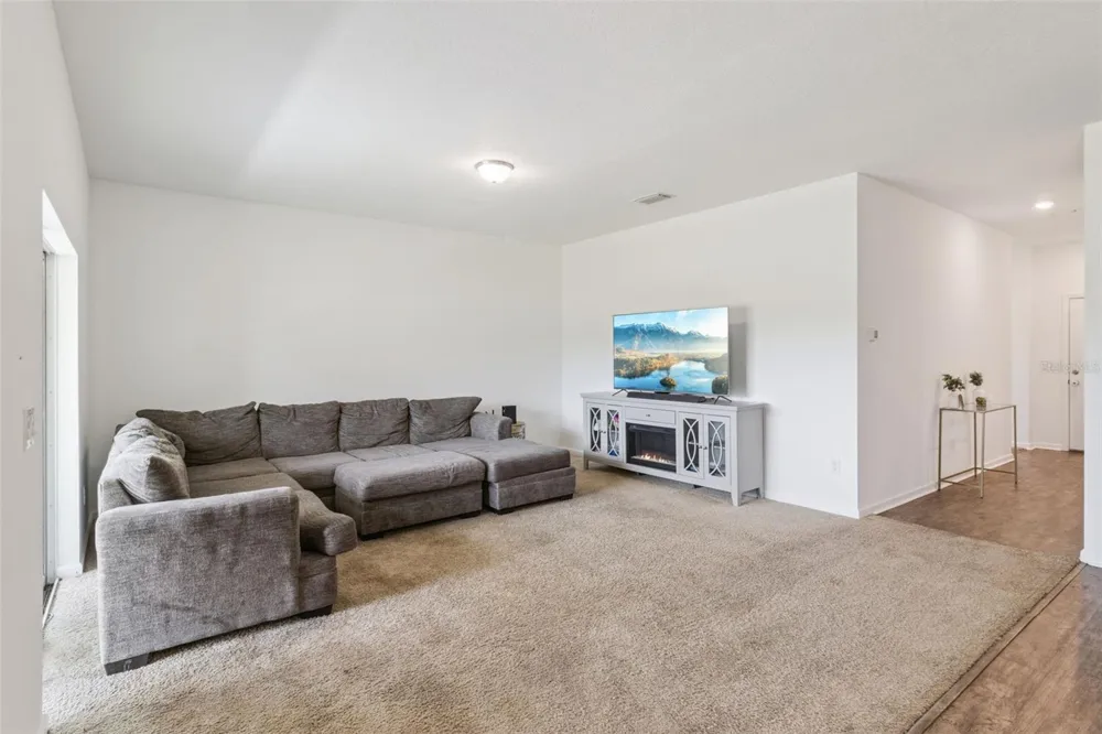 903 SHIMMERING OAKS LANE Seffner, FL 33584