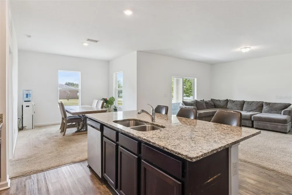 903 SHIMMERING OAKS LANE Seffner, FL 33584