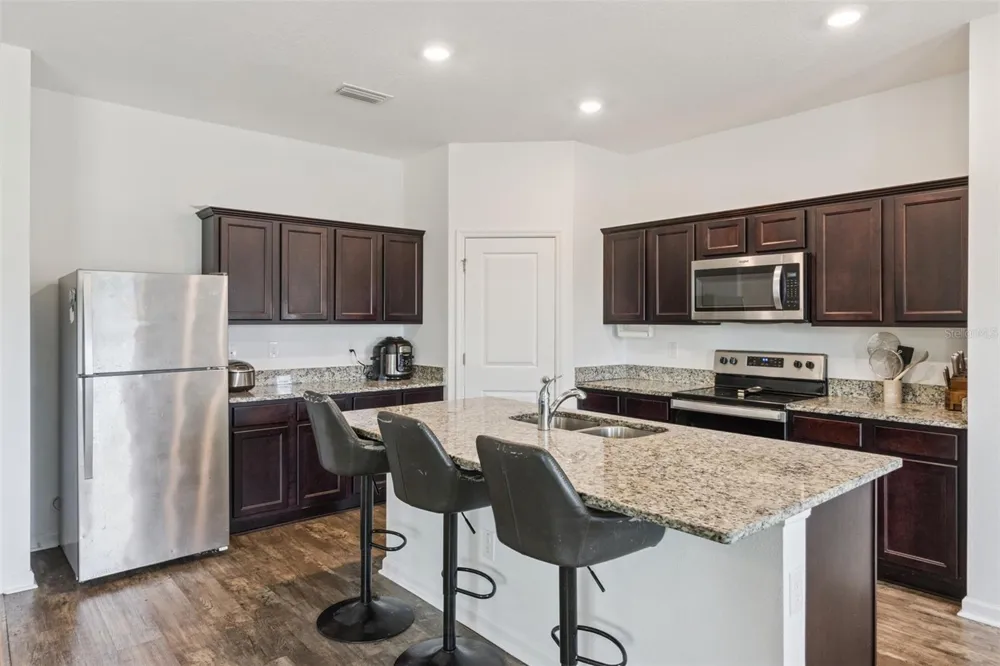 903 SHIMMERING OAKS LANE Seffner, FL 33584