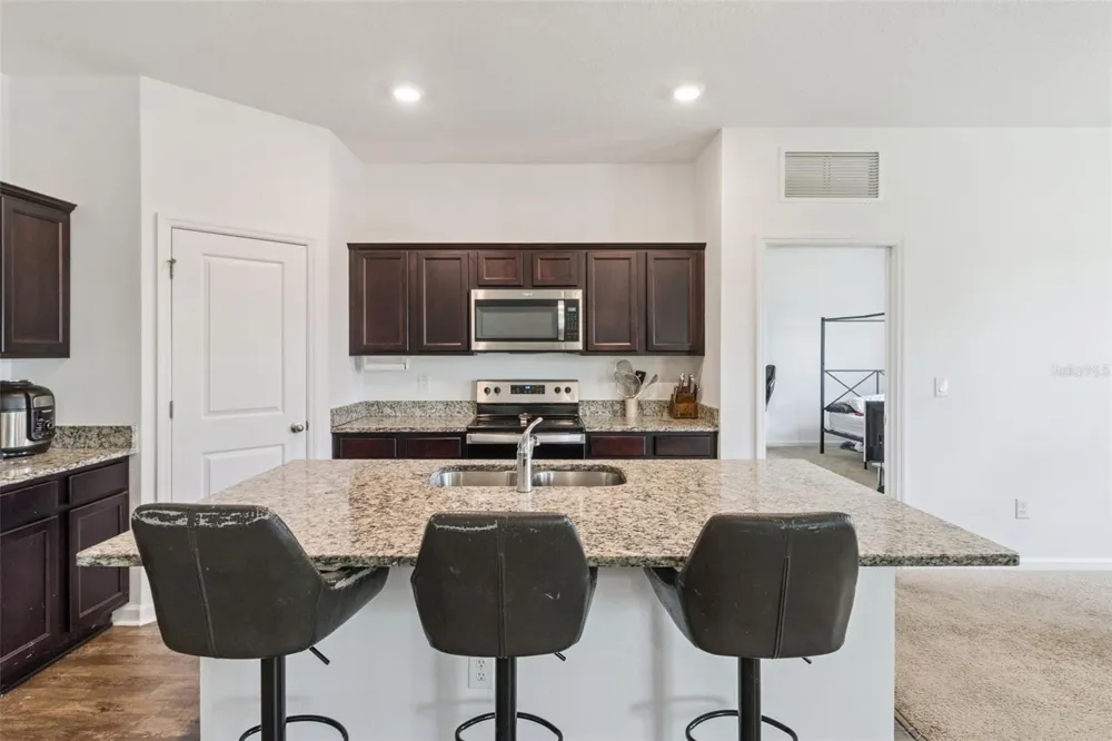 903 SHIMMERING OAKS LANE Seffner, FL 33584