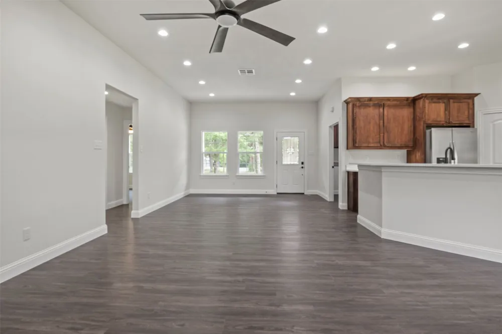 905 W Cardinal Street Ector, TX 75439