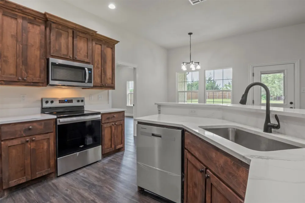 905 W Cardinal Street Ector, TX 75439