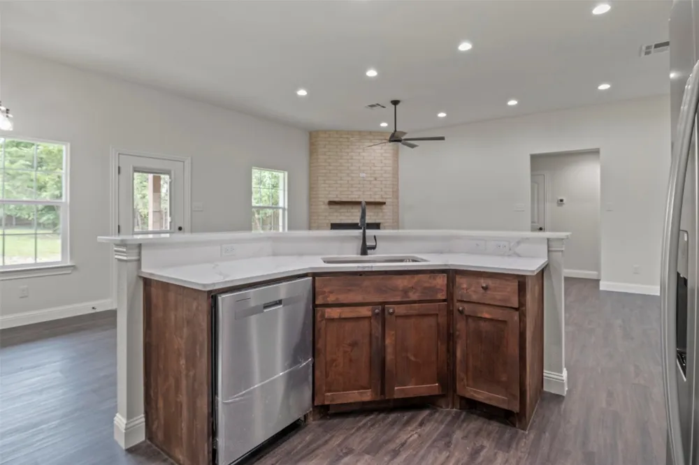 905 W Cardinal Street Ector, TX 75439
