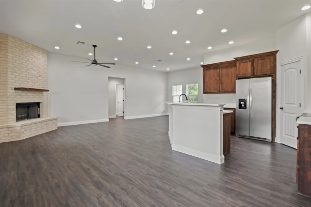 905 W Cardinal Street Ector, TX 75439