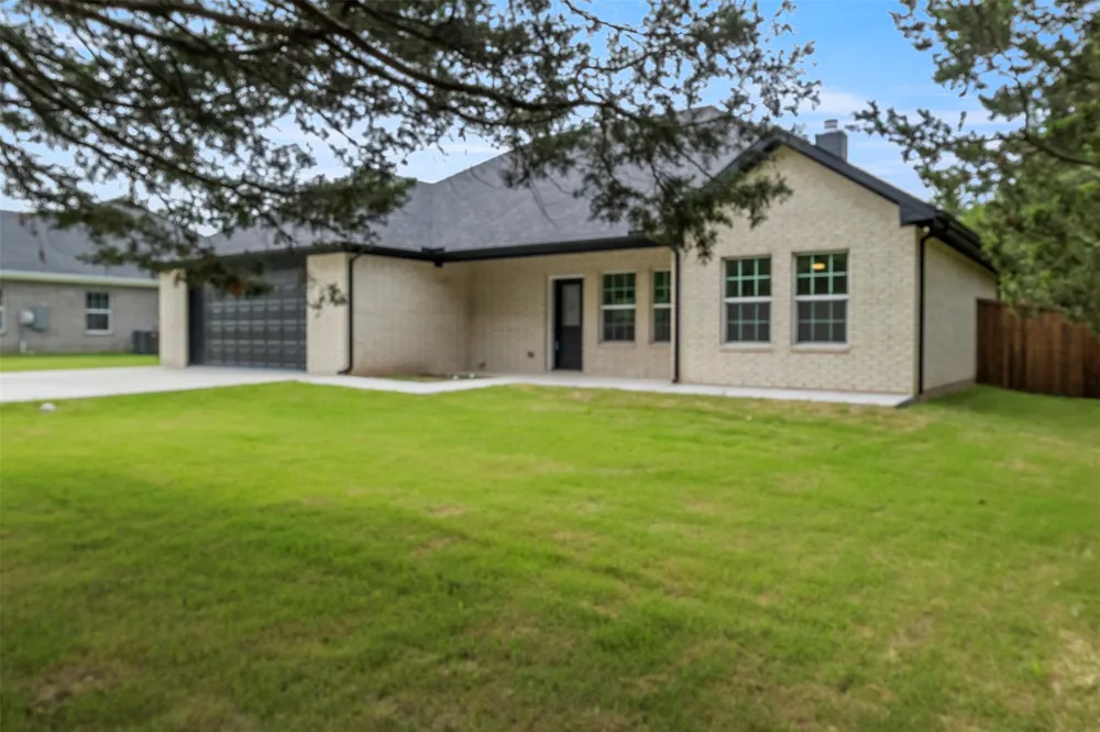 905 W Cardinal Street Ector, TX 75439