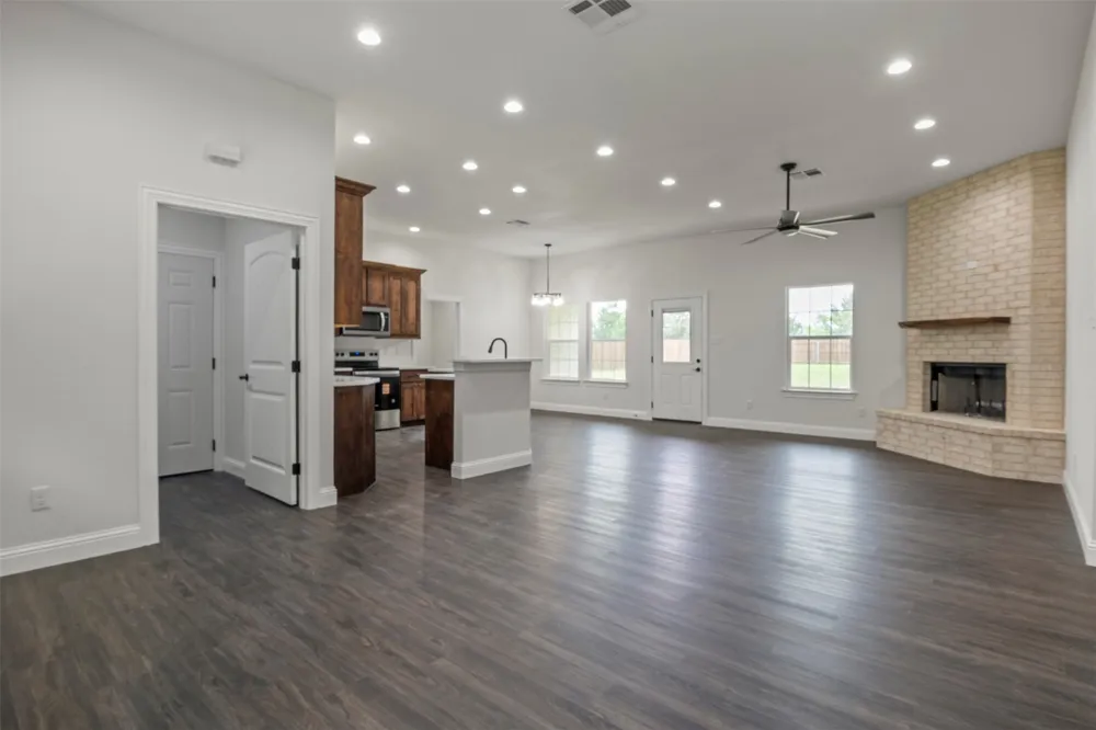 905 W Cardinal Street Ector, TX 75439