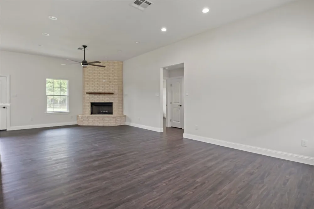 905 W Cardinal Street Ector, TX 75439