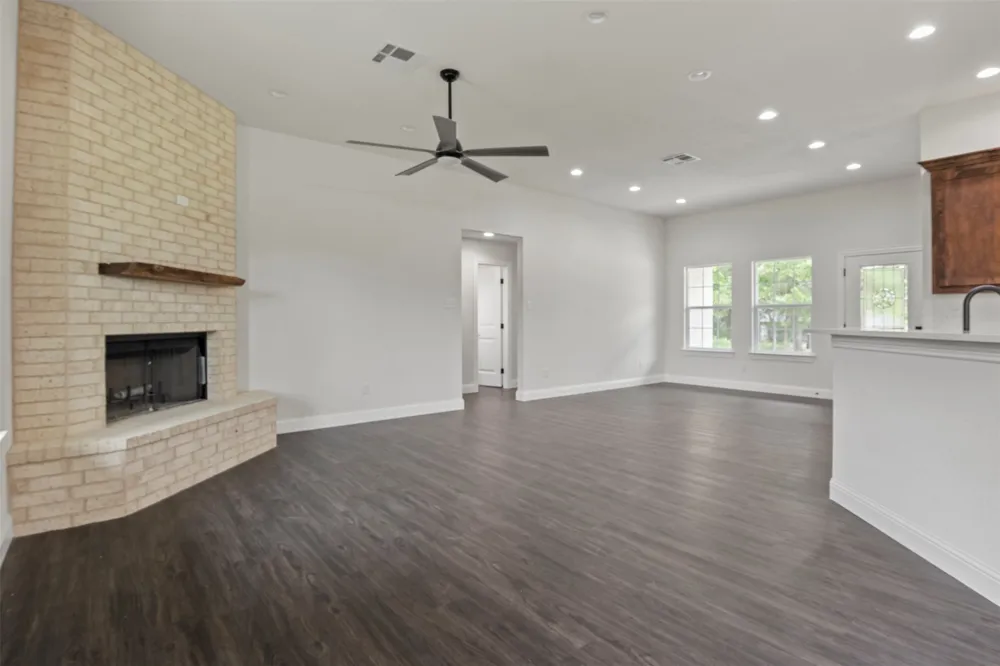 905 W Cardinal Street Ector, TX 75439
