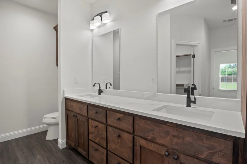 905 W Cardinal Street Ector, TX 75439