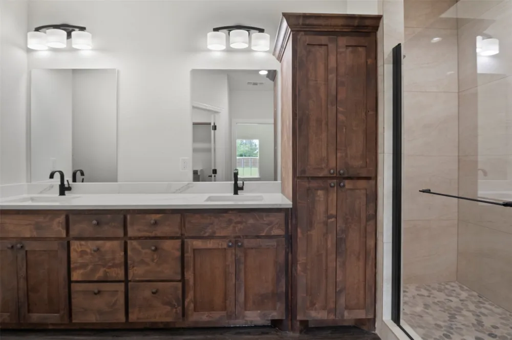 905 W Cardinal Street Ector, TX 75439