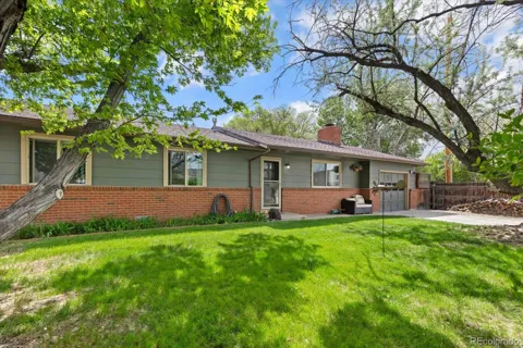 325 & 325 1/2 E 11th Street