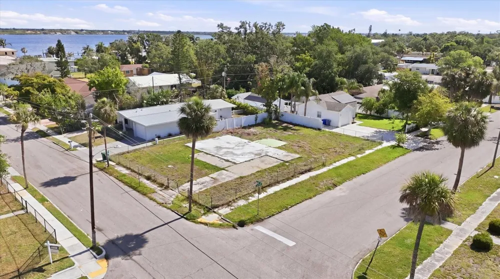 101 20TH STREET NE Bradenton, FL 34208